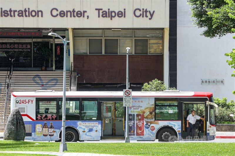 台北市南港區一輛公車在疏散乘客後停靠路邊，等待演習結束。中央社記者鄭清元攝 112年7月24日