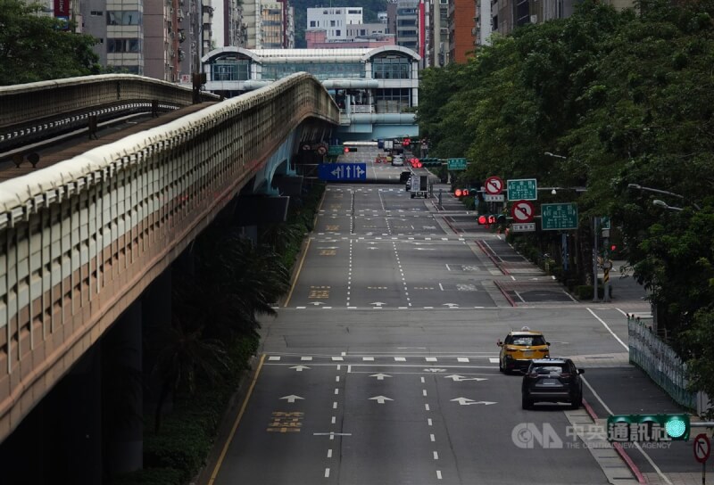 台北市大安區街道車輛配合交通管制，靠邊停駛。中央社記者趙世勳攝 112年7月24日