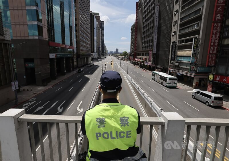 下午1時30分警報聲響起後，台北市區街道人車淨空實施交通管制。中央社記者趙世勳攝 112年7月24日