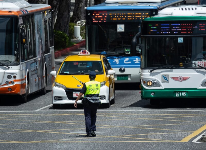 警報響起後，台北市中正區公車、計程車配合警察及民防值勤人員指揮，停止行駛。中央社記者趙世勳攝 112年7月24日