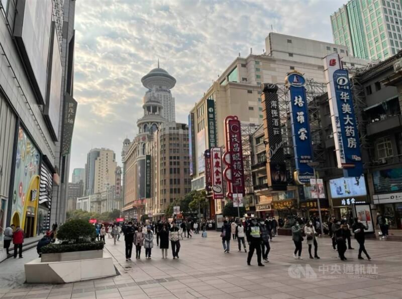 圖為上海知名商圈南京路步行街街景。（中央社檔案照片）