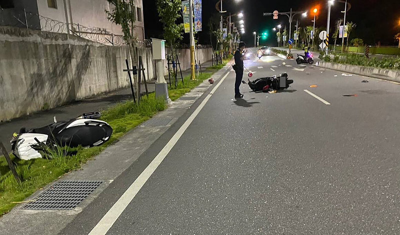 花蓮市中興路、民光路口23日晚間發生2輛機車擦撞事故，其中1名18歲蕭姓女騎士頭部疑因撞擊分隔島重傷，當場失去呼吸心跳，送醫不治。圖為案發現場。（民眾提供）中央社記者李先鳳傳真  112年7月24日