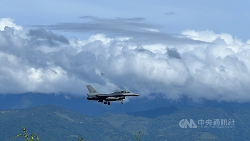 漢光演習首日，24日上午空軍台東志航基地共有9架F16V戰機從嘉義基地轉進。中央社記者盧太城攝 112年7月24日