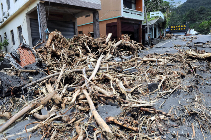 圖為莫拉克颱風重創南台灣，高雄茂林國家風景區管理處及六龜遊客中心遭沖毀。（中央社檔案照片）