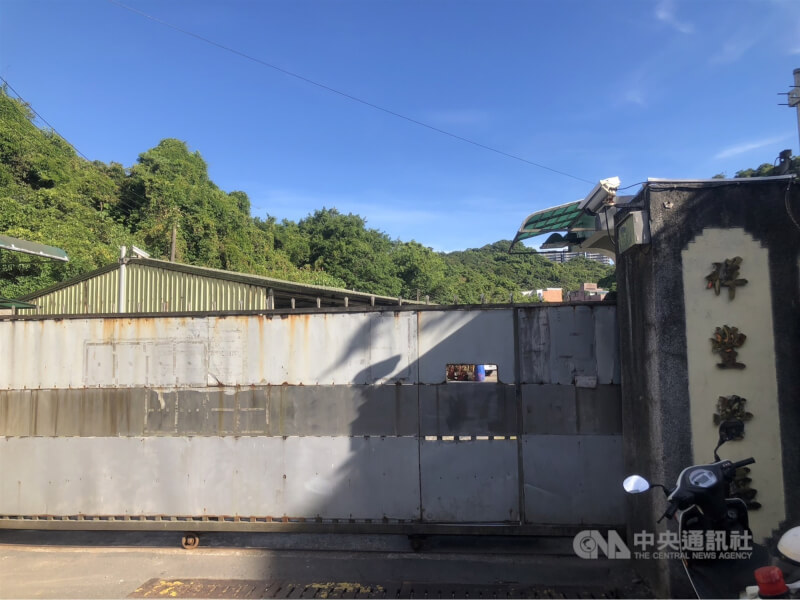 位於基隆市祥豐街的祥豐營區24日下午有居民驚聞爆炸聲響。陸軍六軍團隨後證實，營區執行彈藥技術檢查作業時，120迫砲不明原因爆炸，造成9人受傷送醫。 中央社記者王朝鈺攝 112年7月24日