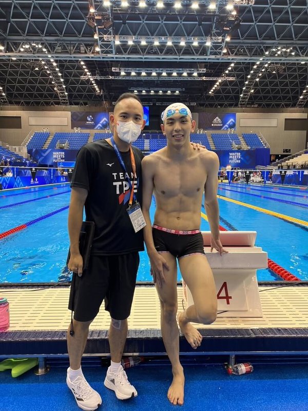 台灣游泳好手莊沐倫（右）24日在2023世界游泳錦標賽男子100公尺仰式預賽游出54秒95，儘管無緣晉級，但仍打破2019年全中運以來他個人所寫下的全國紀錄。（許志傑提供）中央社記者黃巧雯傳真 112年7月24日