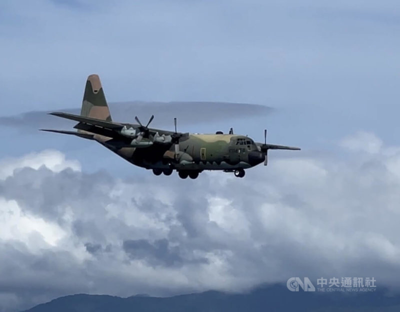 漢光演習首日，24日上午空軍台東志航基地共有3架C130運輸機由屏東飛抵台東。中央社記者盧太城攝 112年7月24日