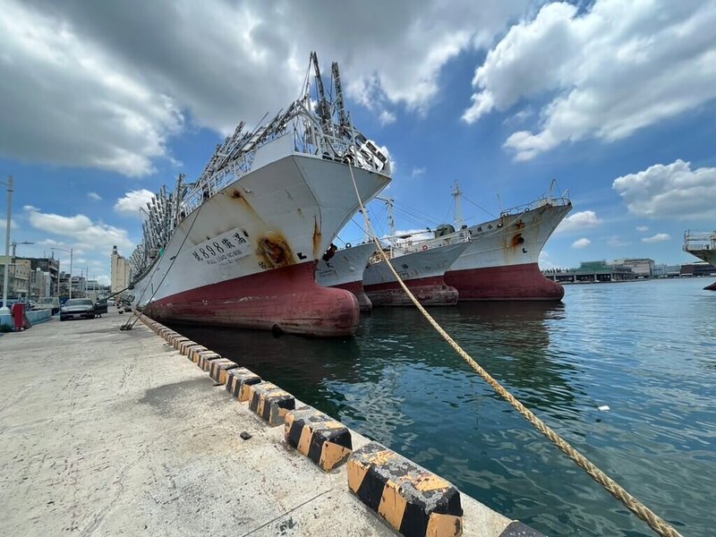 颱風杜蘇芮逼近台灣，高雄市海洋局提醒漁民做好防颱準備，將在港內避風的漁船繫緊纜繩，並做好相關避碰措施，以防強風造成纜繩斷裂，導致船隻漂流或船體因碰撞受損。（高雄市政府海洋局提供）中央社記者林巧璉傳真  112年7月25日