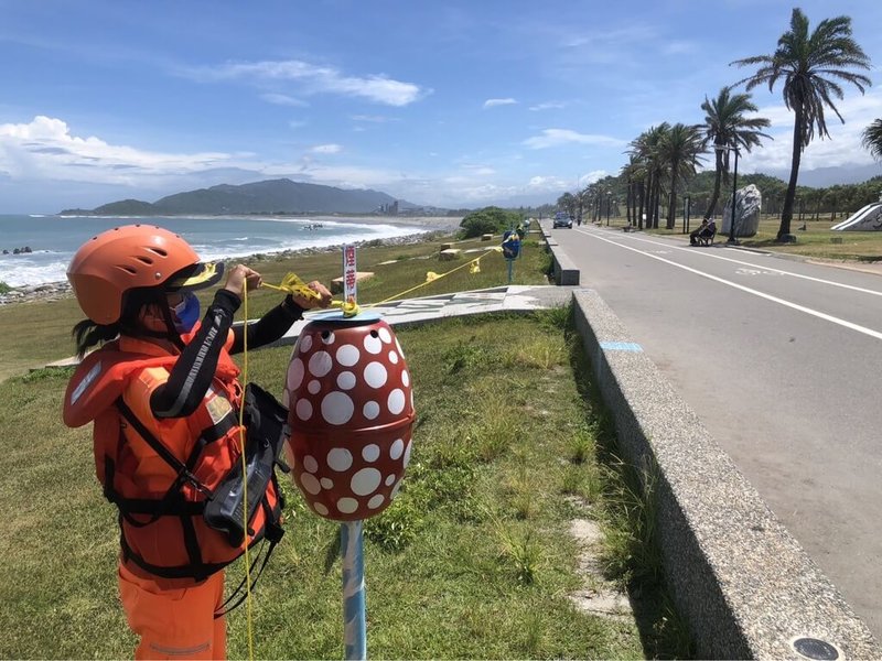 颱風杜蘇芮逼近，花蓮海岸地區25日受外圍環流影響，出現強陣風及長浪，海巡人員拉起封鎖線，避免民眾進入岸際。（東部分署第一二岸巡隊提供）中央社記者張祈傳真  112年7月25日