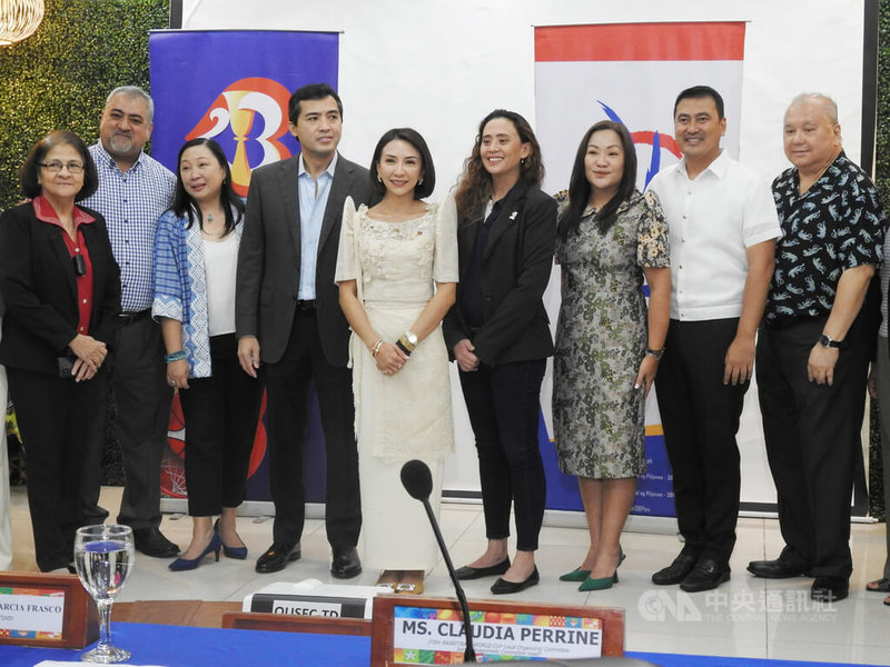 菲律賓觀光部25日舉行記者會，宣布將於8月1日到9月底推出FIBA世界盃籃球賽旅遊套裝行程。圖為觀光部長佛拉斯科（中）與世界盃籃球賽菲律賓組織委員會委員裴林（右4）等人合影。中央社記者陳妍君馬尼拉攝  112年7月25日