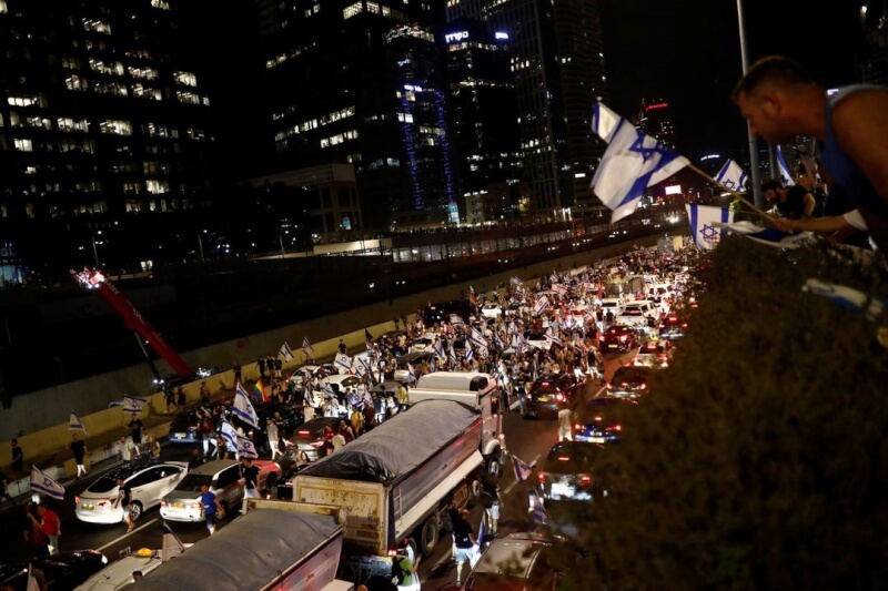 以色列國會24日通過限制最高法院權力法案，引發全國性抗議。示威民眾佔據以色列高速公路。（路透社）