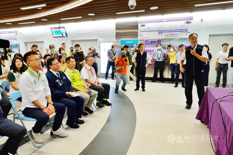 桃園機場捷運延伸線A22老街溪站,日前交通部已核發營運許可,行政院副院長鄭文燦(前左2)25日至A22老街溪站視察並聽取簡報,針對營運前的準備工作進行最後確認,若一切沒有問題,該站會在31日正式通車。中央社記者吳睿騏桃園攝 112年7月25日