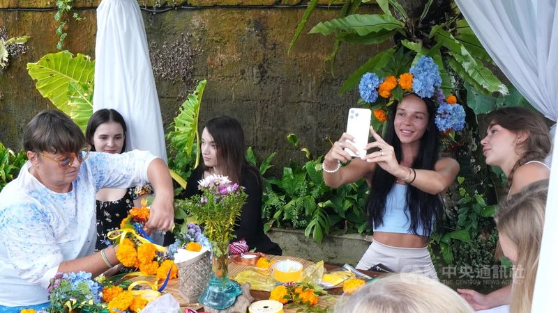 烏克蘭社群在峇里島烏布小鎮的一間咖啡廳聚會，以鮮花和樹葉製作傳統頭飾，慶祝烏克蘭的節日「伊凡庫帕拉節」（Ivan Kupala）。中央社記者李宗憲峇里島攝 112年7月25日