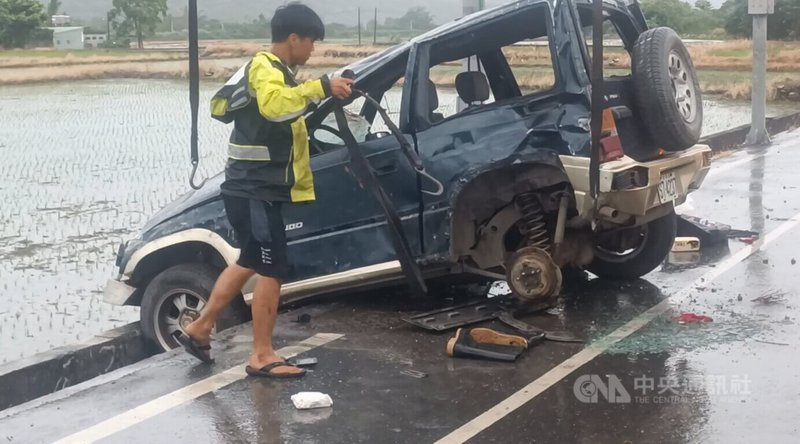 台東縣鹿野鄉瑞景路25日傍晚發生吉普車疑似輪胎脫落翻車意外，車上3名除草工人1人命危、2人重傷，送醫搶救。中央社記者盧太城台東攝  112年7月25日