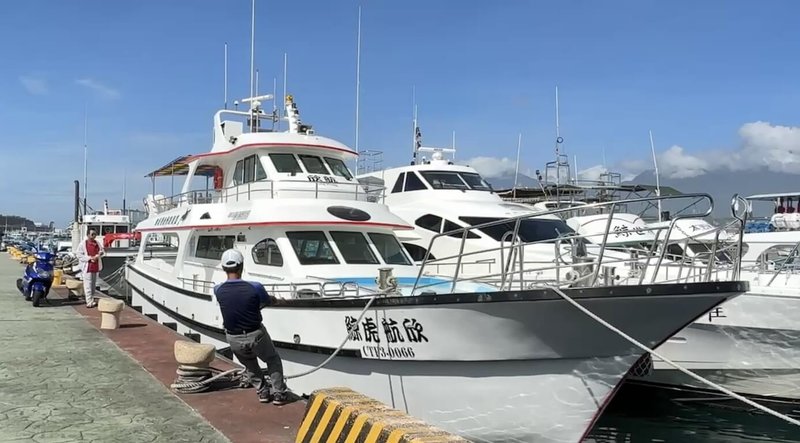 颱風杜蘇芮陸警預計25日下午發布，花蓮賞鯨業者航班上午陸續停航，並動員人力將賞鯨船固定於碼頭。（民眾提供）中央社記者張祈傳真  112年7月25日