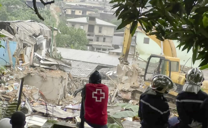 喀麥隆商業樞紐杜阿拉一棟建築23日凌晨倒塌，造成多人死傷。圖為救難人員進行搜救。（美聯社）