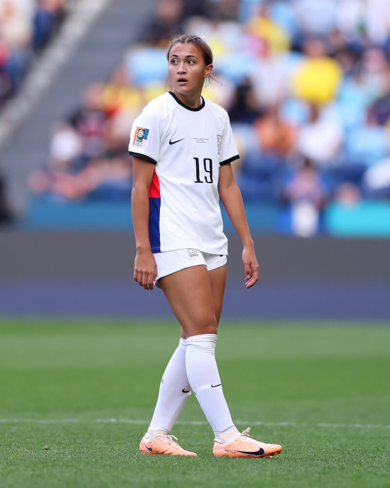 韓國女足隊凱西．俞真．菲爾以16歲零26天的年紀，成為世界盃女足賽最年輕的上場球員。（圖取自twitter.com/FIFAcom）