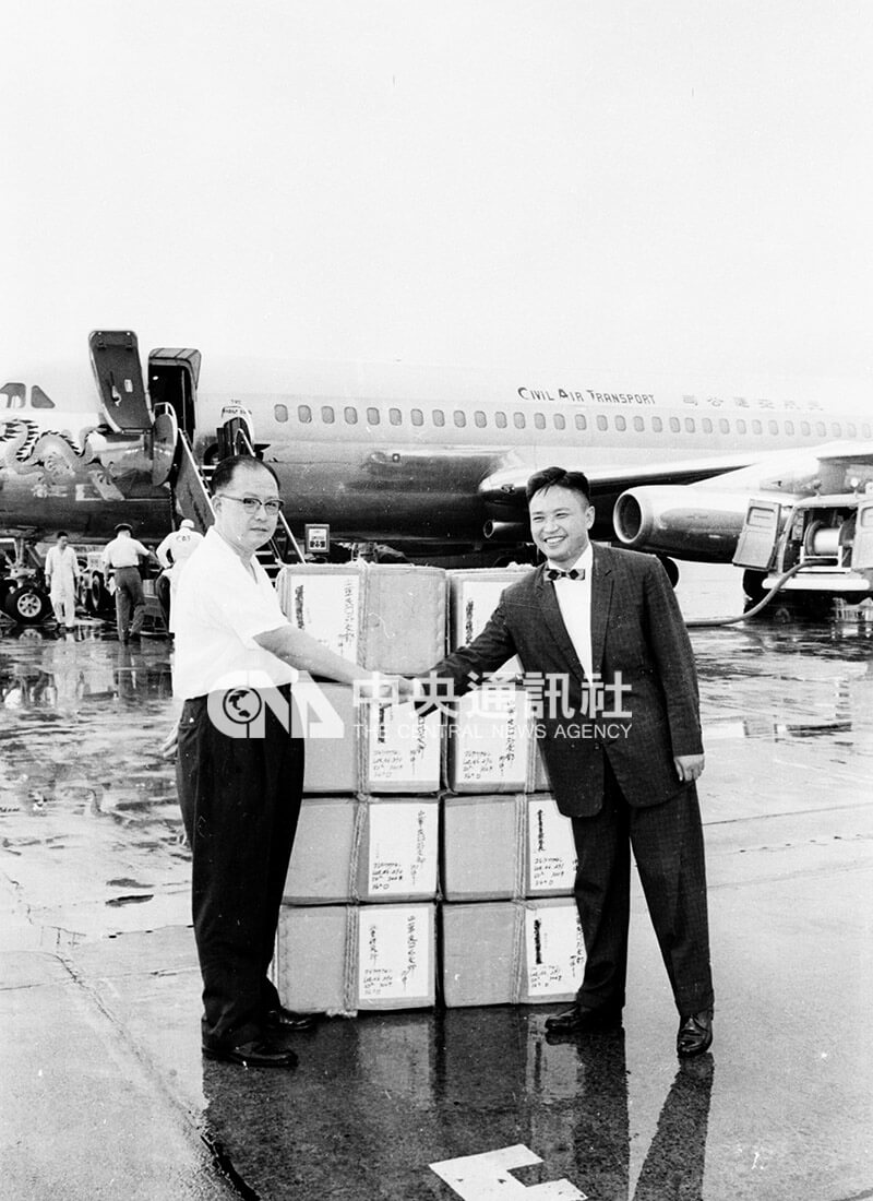 日本空運首批霍亂預防疫苗來台，由台北航空檢疫所所長蔣曙接受。（中央社檔案照片）