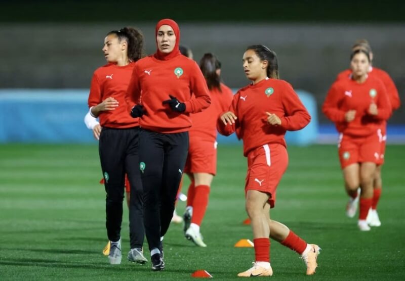 圖為世界盃女足開賽前，摩洛哥隊員熱身。（路透社）