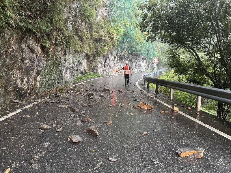 受颱風杜蘇芮外圍環流影響,花蓮山區持續降雨,台8線中橫公路沿線26日出現落石及路樹傾倒狀況,公路總局不排除視山區路段風雨狀況實施預警性封路。(花蓮新城警分局提供)中央社記者張祈傳真 112年7月26日