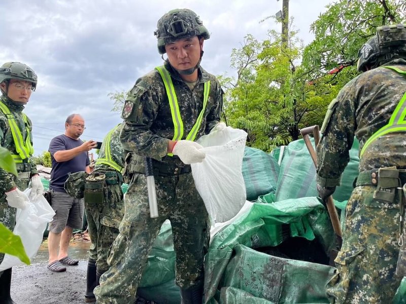 颱風杜蘇芮步步逼近南台灣,第四作戰區陸軍機步第333旅26日上午到屏東縣林邊鄉公所,協助林邊居民堆置沙包防災,保障民眾生命財產安全。(軍方提供)中央社記者李卉婷傳真 112年7月26日