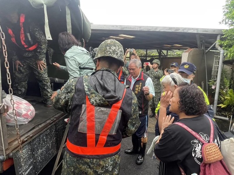 颱風杜蘇芮來襲，花蓮豐濱鄉公所26日就土石流潛勢區包括八里灣部落、立德部落、復興部落等，撤離民眾進駐收容中心，由鳳林警分局豐濱分駐所、國軍、鄉公所等支援。（豐濱鄉公所提供）中央社記者李先鳳傳真 112年7月26日