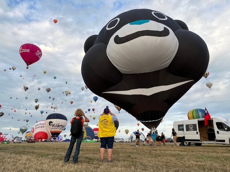 熊讚熱氣球首次赴法國參加世界最大的法國世界熱氣球節，並於22日完成首飛，工作人員被吸引也拍照紀錄。（台北市觀光傳播局提供）中央社記者曾婷瑄巴黎傳真 112年7月26日