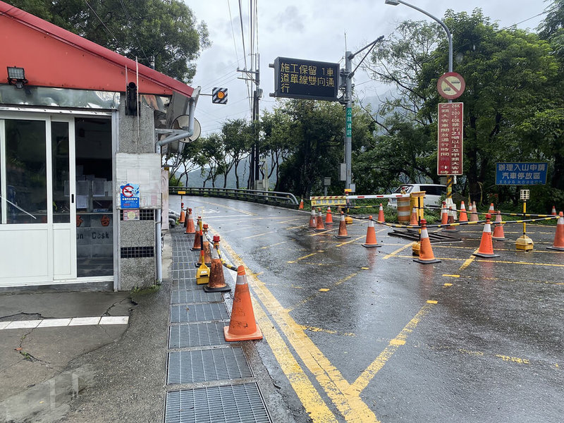 颱風杜蘇芮來襲，中央氣象局預測屏東山區總雨量將達400至700毫米，交通部公路總局考量山區連續降雨、土石鬆軟易有落石發生，26日晚上8時將預警性封閉台24線27.4公里至38公里德文路口至神山路段。（警方提供）中央社記者李卉婷傳真 112年7月26日