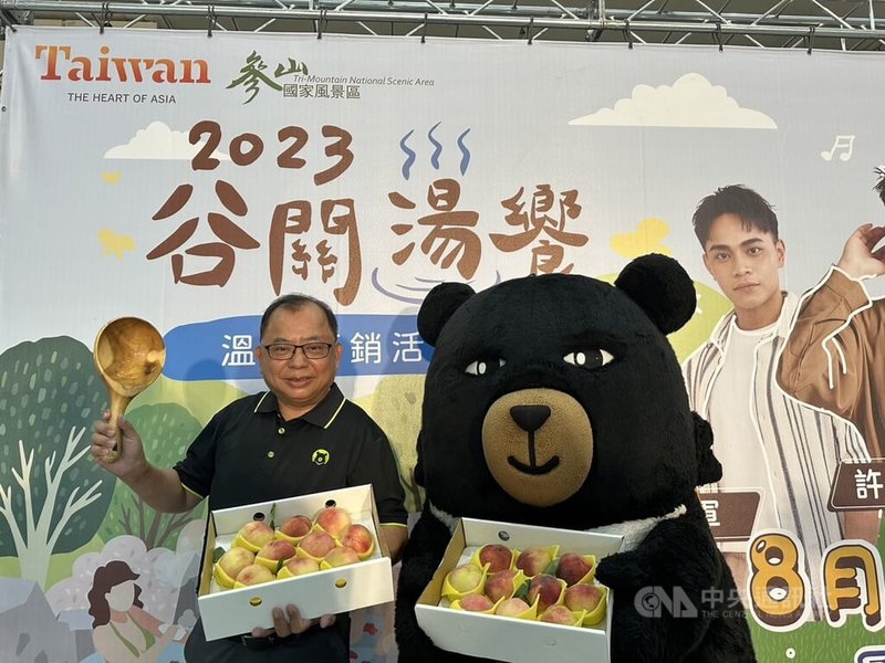 參山國家風景區管理處加強谷關溫泉區夏季行銷,8月舉辦演唱會及親子音樂會,26日舉行「2023谷關湯饗溫泉行銷活動」記者會,參山處長曹忠猷(左)表示,歡迎民眾夏天到谷關體驗不一樣的玩法,除可登山、泡湯,還能大啖梨山水蜜桃。中央社記者趙麗妍攝 112年7月26日
