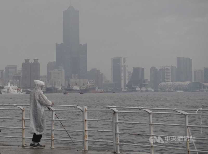 颱風杜蘇芮來襲，受颱風及外圍環流影響，北部、中南部須防局部大雨。圖為26日午後高雄市鼓山區有民眾身穿雨衣觀看雨勢。中央社記者董俊志攝  112年7月26日