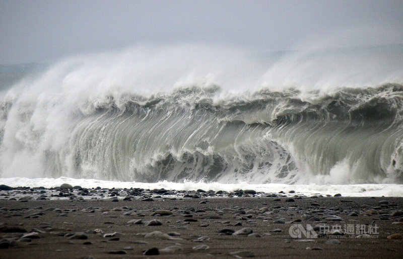 颱風杜蘇芮朝台灣接近，台東海面26日出現長浪，激起逾10米高的浪牆。中央社記者盧太城台東攝 112年7月26日