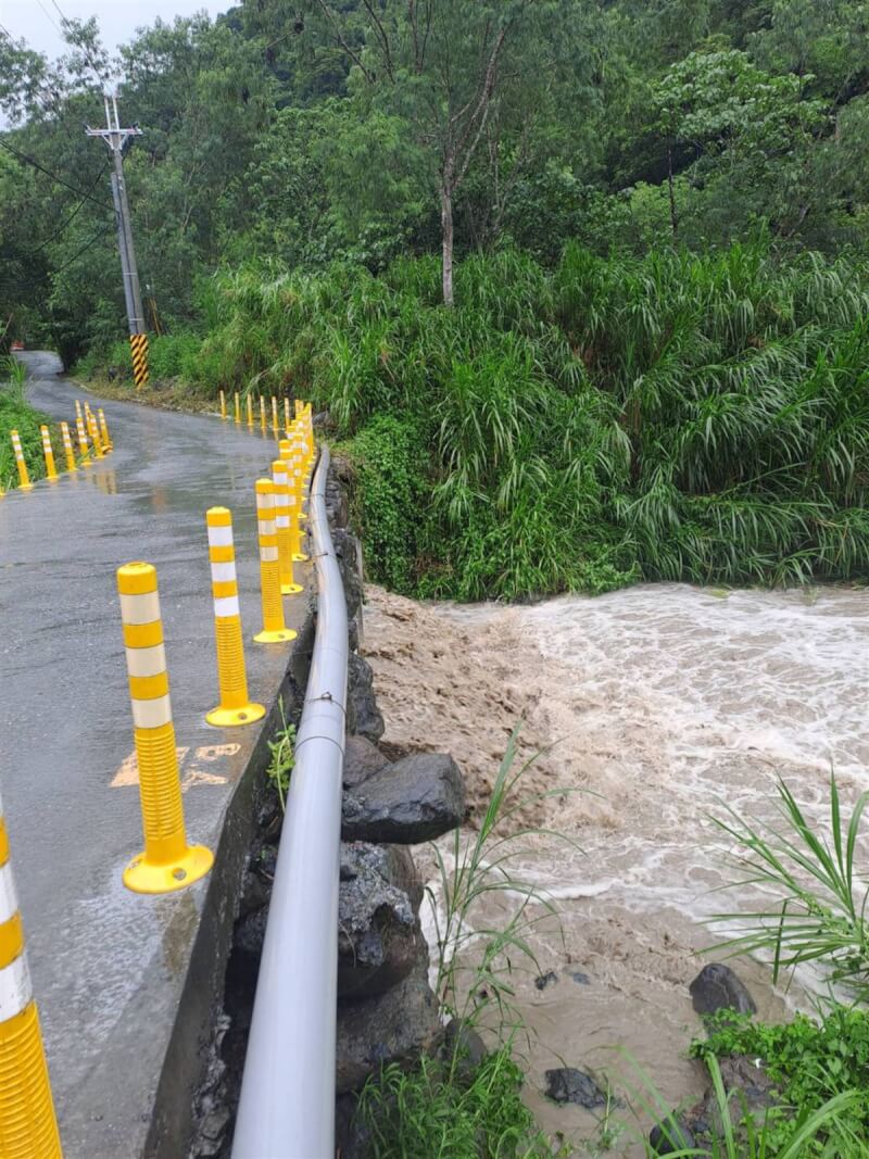 颱風杜蘇芮逼近花蓮雨勢不斷，縣府26日宣布玉里鎮竹林便道封閉。（花蓮縣政府提供）中央社記者李先鳳傳真 112年7月26日