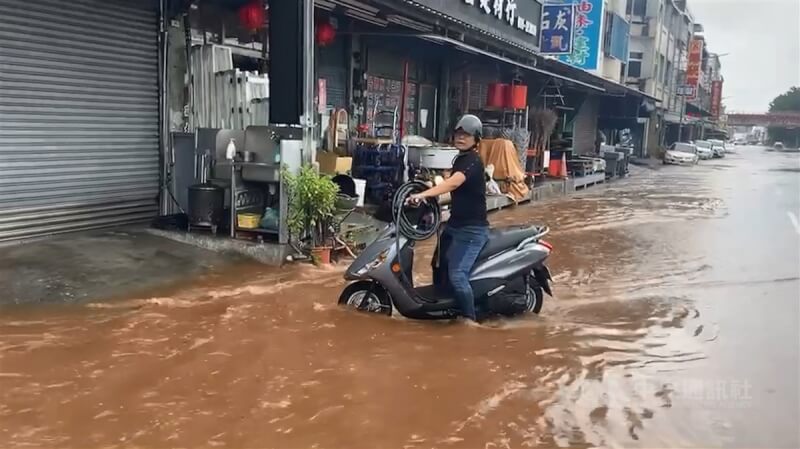 中颱杜蘇芮26日帶來強降雨，宣洩不及造成台東多處積水，其中南王里的省道台9線路面遭黃泥水淹沒。中央社記者盧太城台東攝 112年7月26日