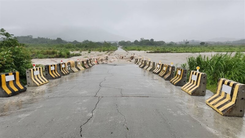 颱風杜蘇芮外圍環流帶來雨勢,秀姑巒溪水勢湍急,造成25日晚間已預警性封閉的花蓮縣富里鄉崙天大橋溪底便道被沖毀,目前緊急封閉,禁止人車通行。(富里鄉公所提供)中央社記者李先鳳傳真 112年7月26日