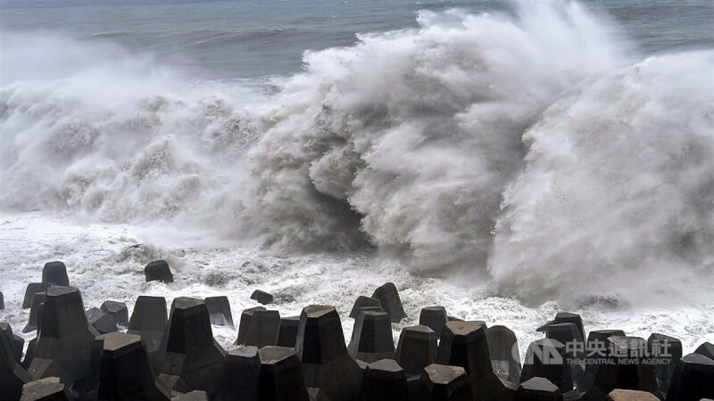 颱風杜蘇芮逐漸接近台灣，台東海面26日出現長浪，在岸邊激起逾10公尺浪花。中央社記者盧太城台東攝 112年7月26日