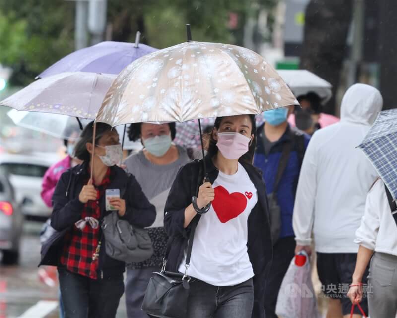 中央氣象局表示，26日受颱風外圍環流影響，東半部地區及恆春半島有短暫陣雨，西半部也轉為局部短暫陣雨，降雨空檔逐漸減少。圖為台北市民眾撐傘外出。（中央社檔案照片）