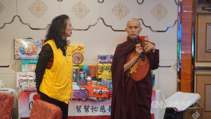 緬甸「塔巴瓦正念超脫中心寺院」師父奧塔馬塔拉（Sayadaw Ottamathara，右）24日對洛杉磯台僑慈善團體「幫幫忙基金會」捐贈物資，表達感謝。中央社記者林宏翰洛杉磯攝 　112年7月26日