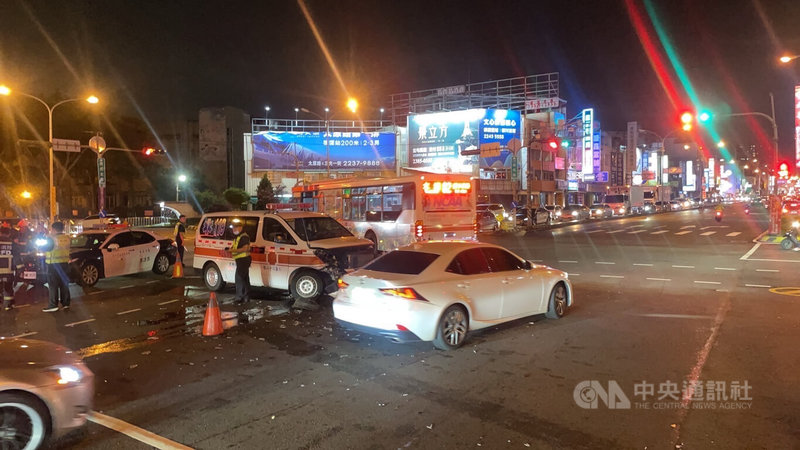 陳姓女子26日晚間駕駛白色自小客車，行經台中市北屯區1處路口綠燈時，撞上1輛載有傷患執勤中的救護車，事故造成雙方駕駛頭暈不適就醫。（翻攝照片）中央社記者蘇木春傳真 112年7月26日