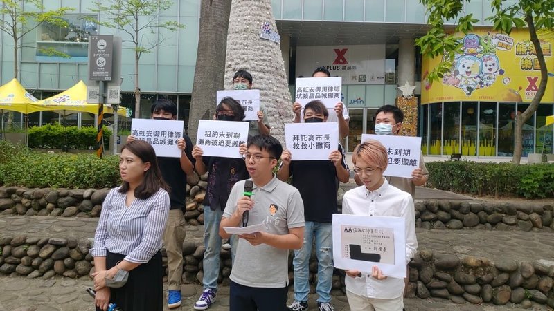 民進黨新竹市議員劉康彥（前中）與新竹市BOT立體停車場及購物中心「晶品城」設櫃廠商26日一同召開記者會，指日前遭新的商場營運商要求重新簽訂進駐契約，契約期限只到113年1月31日，希望市府能協助櫃商爭取權益。（劉康彥提供）中央社記者魯鋼駿傳真  112年7月26日