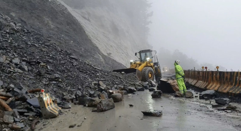 台8線中橫公路117.4k關原災害搶修路段26日持續有坍方落石情形，公路總局人員待命清坍，預計中午12時放行1小時後，實施預警性封路。（花蓮新城警分局提供）中央社記者張祈傳真  112年7月26日