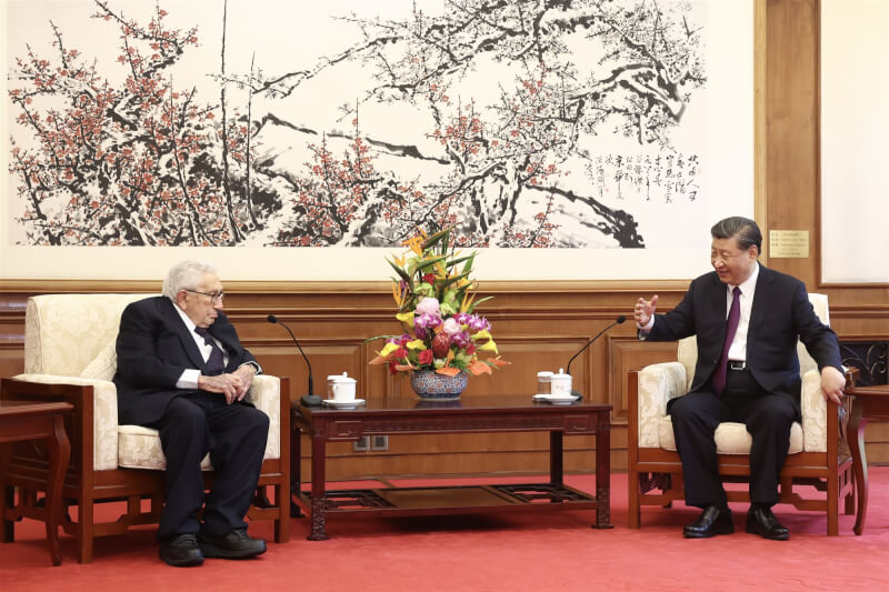 前美國國務卿季辛吉（左）今年7月訪問北京，與中國國家主席習近平（右）會面。（中新社）