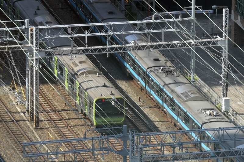 JR西日本鐵道、JR東日本鐵道宣布調漲多種周遊券售價。圖為JR山手線。（共同社）
