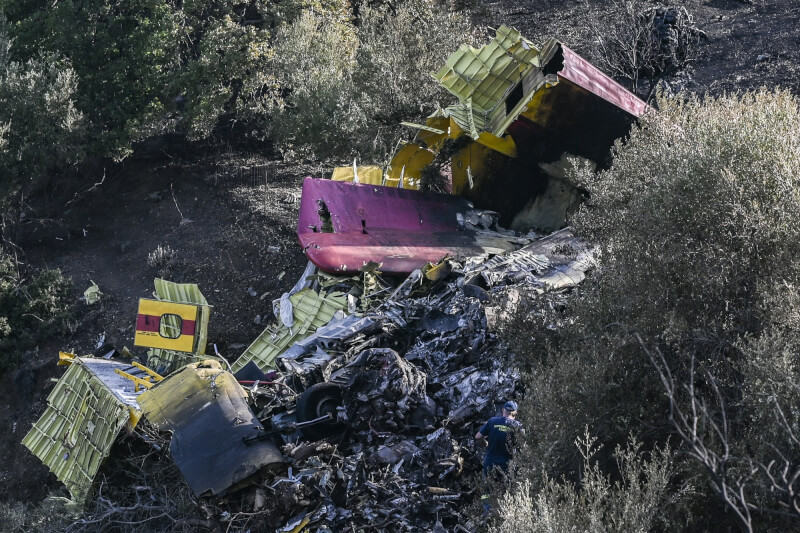 希臘一架消防飛機在艾維亞島協助撲滅森林大火時墜毀，機上兩人恐凶多吉少。（法新社）