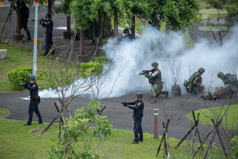 憲警合作圍殲敵特工人員。(軍聞社提供)