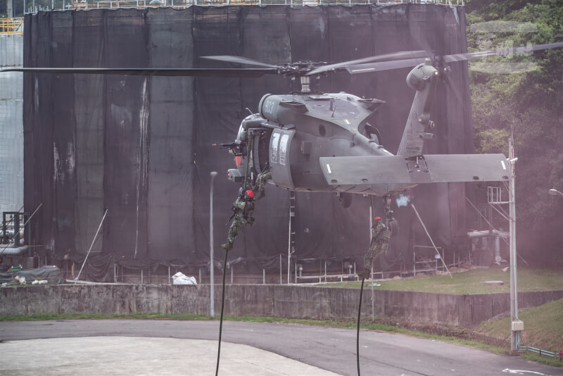 UH-60M直升機空中繩降假想敵兵力。(軍聞社提供)