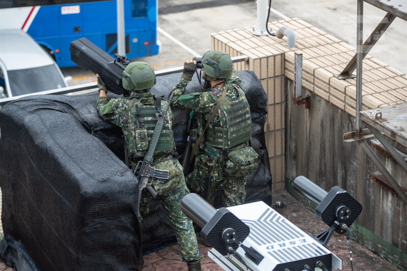 官兵以干擾槍反制敵方無人機。(軍聞社提供)