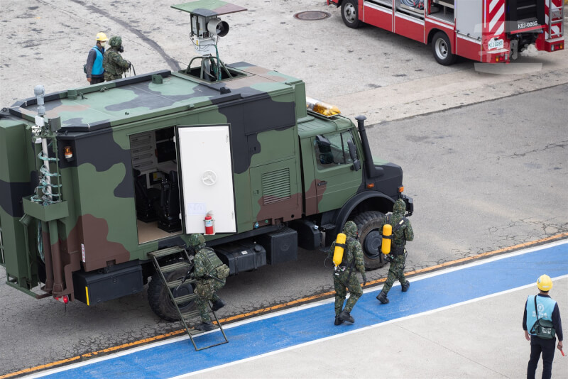化學兵偵消車及人員協助偵測化學物質外洩。(軍聞社提供)