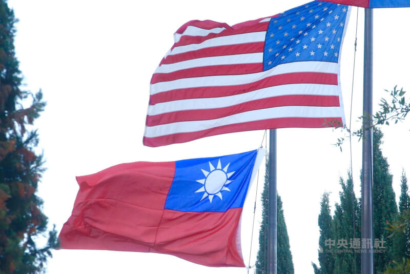 美國總統拜登宣布提供台灣3.45億美元軍事援助。圖為台灣與美國國旗。（中央社檔案照片）
