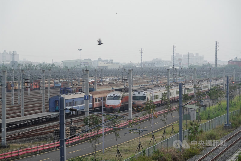颱風杜蘇芮來襲，台鐵局南迴線26日下午5時後停駛。圖為潮州車輛基地軌道上停滿列車。（中央社檔案照片）