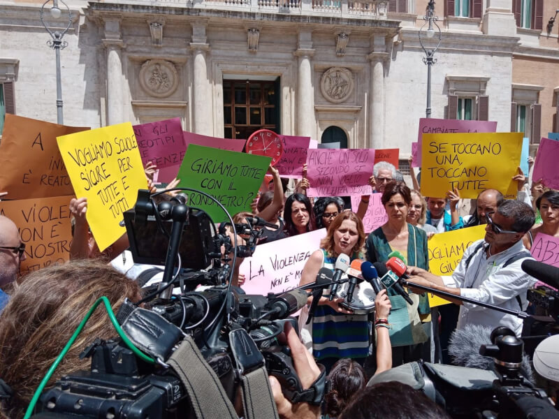 義大利近日一起性騷擾判決出爐後引發民怨，內容是法官以加害人不當觸摸僅5至10秒，進而宣告無罪，婦女團體17日上街抗議。（圖取自twitter.com/DifferenzaDonna）